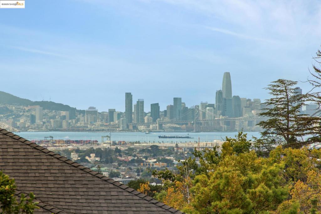https://media.crmls.org/mediaz/70ec8699-d91f-4cdb-b771-c8dc2b118ecd.jpg?preset=X-Large