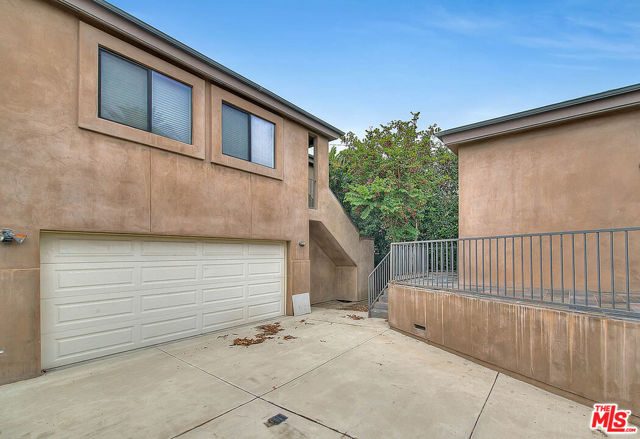 1821 S Sycamore Avenue, Los Angeles CA: https://media.crmls.org/mediaz/70eca076-bbbe-48bc-92fe-38d064254d6e.jpg