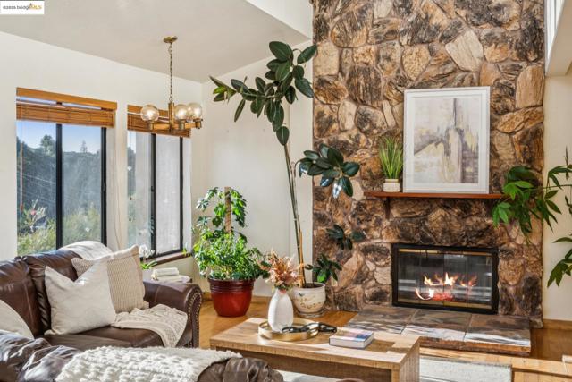 9090 Castlewood St, Oakland CA: https://media.crmls.org/mediaz/70ed76b6-b2c0-471b-9eeb-4b7340b7902a.jpg