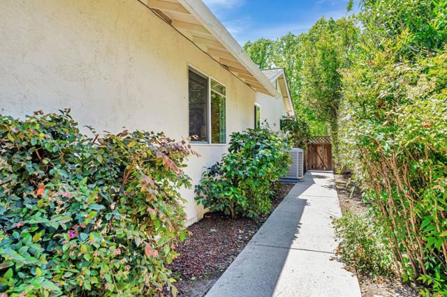 1536 Saint Helena Drive, Danville CA: https://media.crmls.org/mediaz/70ee90a6-0ef3-445a-b91f-0d561f586c41.jpg