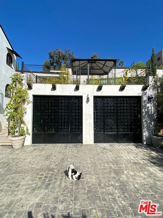 2080 1/2 Vine Street, Los Angeles CA: https://media.crmls.org/mediaz/70ee90fc-2a6e-47d1-8682-864c109ee183.jpg