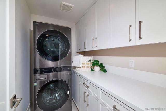 571 N Vulcan Ave, Encinitas CA: https://media.crmls.org/mediaz/70eec280-0214-4579-ba5f-3f3825aa7e4d.jpg