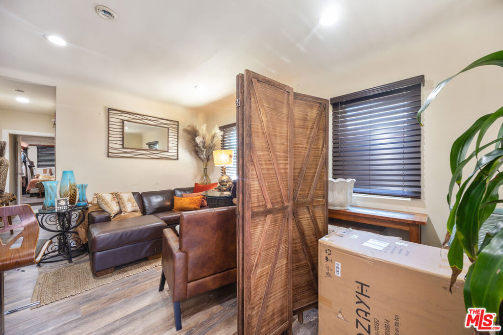 MLS #25570667 img 10