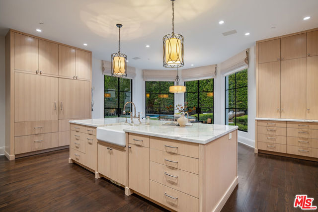 706 N Crescent Drive, Beverly Hills CA: https://media.crmls.org/mediaz/70ef92a9-f20d-4f99-b917-c9fbc9e16968.jpg
