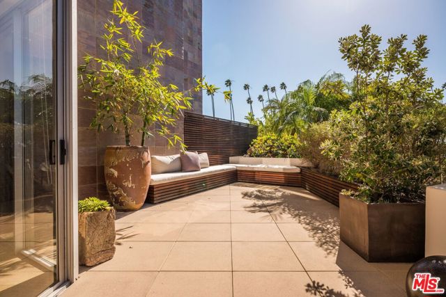 515 Ocean Avenue, Santa Monica CA: https://media.crmls.org/mediaz/70efbe16-fe35-4c44-ae7b-5f37fc3092f1.jpg