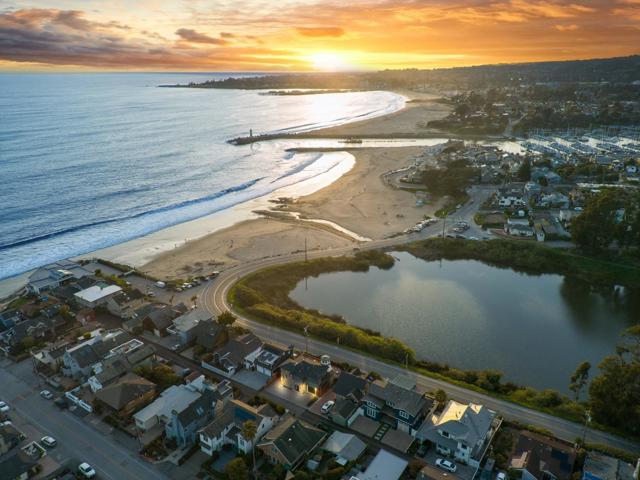 2974 E Cliff Drive, Santa Cruz CA: https://media.crmls.org/mediaz/70f0e40b-1284-4a9b-ab34-6fbca9023fd0.jpg