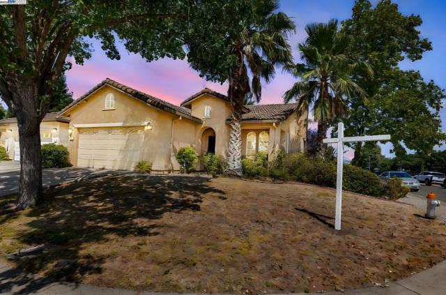 4 Mistyvale Ct, Sacramento CA: https://media.crmls.org/mediaz/70f1f160-af81-476e-94d8-b4262b5f59a9.jpg
