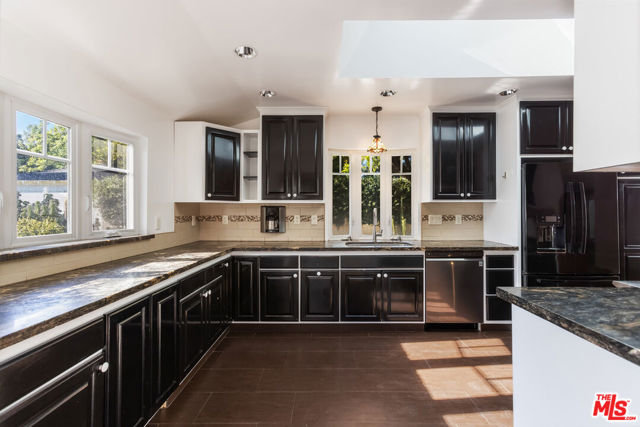 7225 Forbes Avenue, Lake Balboa CA: https://media.crmls.org/mediaz/70f26ce7-aabc-4b79-bff2-13a7dfa69fcc.jpg