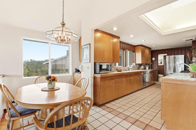 11 S Palomar Drive, Redwood City CA: https://media.crmls.org/mediaz/70f27eea-013b-4b32-9f11-30d22b8868e2.jpg