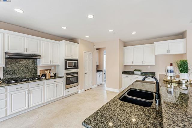 141 Pescara Blvd, Brentwood CA: https://media.crmls.org/mediaz/70f293d8-170a-44b4-83e7-652359bf1c66.jpg