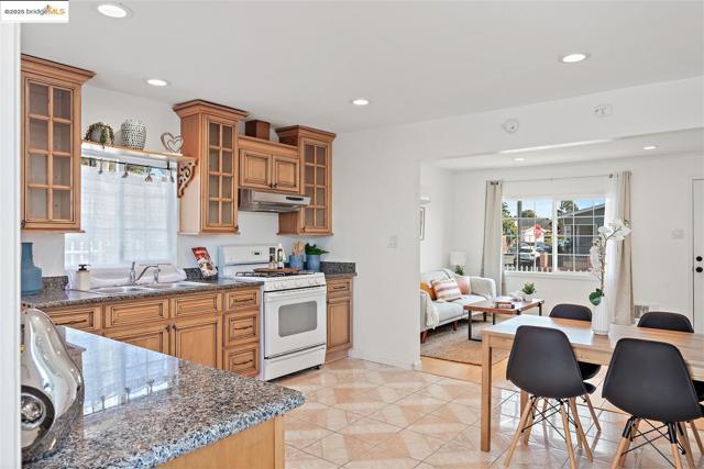 2533 Bush Ave, Richmond CA: https://media.crmls.org/mediaz/70f2dbb8-7ac1-4297-b436-7ed2fc477110.jpg