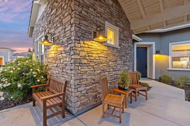 2062 Reserva Ct, Brentwood CA: https://media.crmls.org/mediaz/70f342b2-941f-4436-aa33-9d666bb14236.jpg