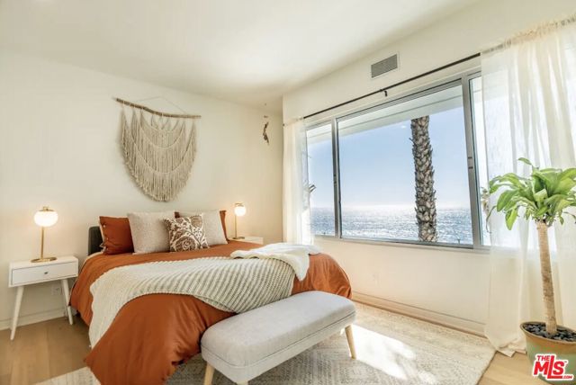 21349 Rambla Vista, Malibu CA: https://media.crmls.org/mediaz/70f3a806-0981-4f96-bfc2-d13b8734a4b8.jpg