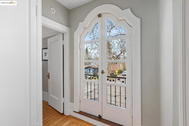 1 Brookside Avenue, Berkeley CA: https://media.crmls.org/mediaz/70f3e340-fc1c-4f37-95b3-2952d93a6f85.jpg