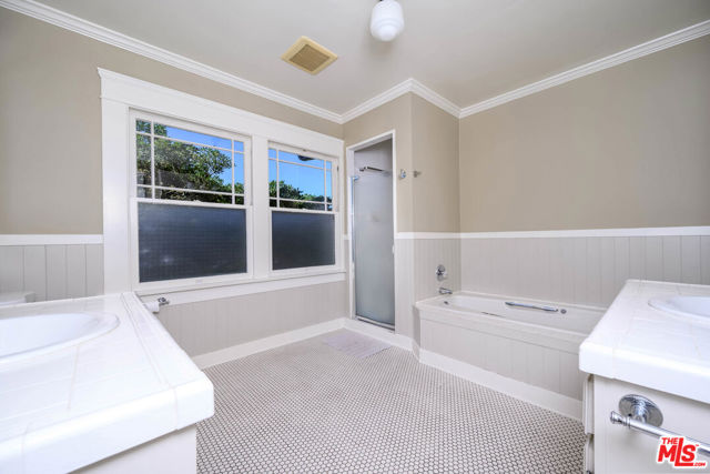 5301 Brynhurst Avenue, Los Angeles CA: https://media.crmls.org/mediaz/70f40f9d-f83d-4384-8711-303d50b44310.jpg
