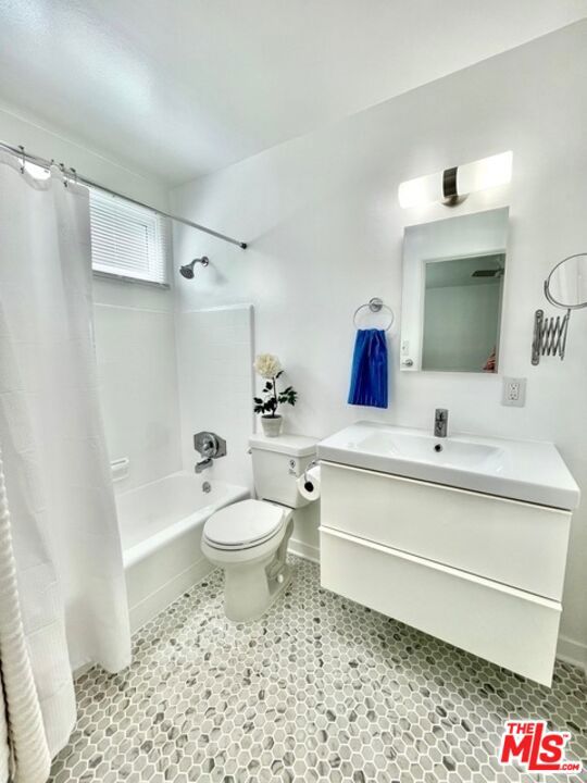 1453 S Westgate Avenue, Los Angeles CA: https://media.crmls.org/mediaz/70f53516-efab-4003-9e95-c0e35dbceb0a.jpg
