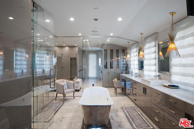 4733 Bonvue Avenue, Los Angeles CA: https://media.crmls.org/mediaz/70f6589e-e6d5-4d8e-ba0f-aaf227189c83.jpg