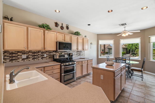 37674 Medjool Avenue, Palm Desert CA: https://media.crmls.org/mediaz/70f66a82-6593-4164-b10d-b0695e431e10.jpg