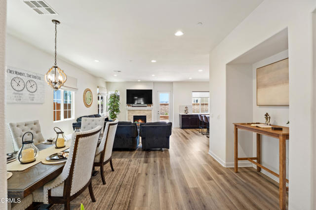 1521 Thorpe Trail, Oxnard CA: https://media.crmls.org/mediaz/70f8ed5e-e86f-4978-903c-719dc431388b.jpg