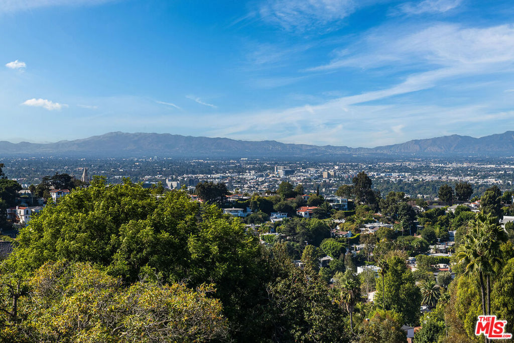 https://media.crmls.org/mediaz/70fa6850-9afe-4de0-b4a8-eda0decbda29.jpg?preset=X-Large