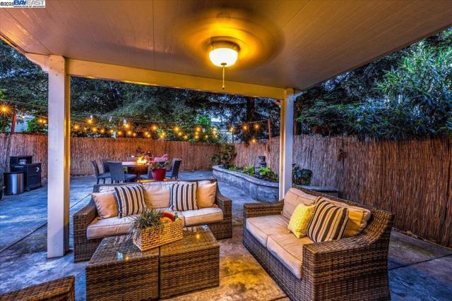 2211 Oakland Ave, Pleasanton CA: https://media.crmls.org/mediaz/70fb41f8-c13d-4463-b6f8-6103d70d8ecc.jpg