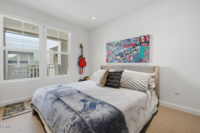 1572 Seabridge Lane, Oxnard CA: https://media.crmls.org/mediaz/70fb60b6-87d9-4184-af1b-60d795776160.jpg