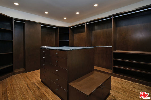 4352 Forman Avenue, Toluca Lake CA: https://media.crmls.org/mediaz/70fbabbb-f184-444b-9d80-08be658314f3.jpg