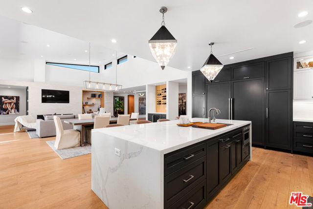 4961 Noeline Avenue, Encino CA: https://media.crmls.org/mediaz/70fbd555-d3ee-4f6d-9be1-3a3032ace7f3.jpg