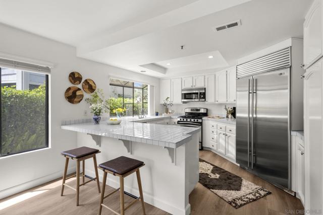 1894 Spyglass Cir, Vista CA: https://media.crmls.org/mediaz/70fc078e-e658-4b3a-8191-a81644ffdd00.jpg