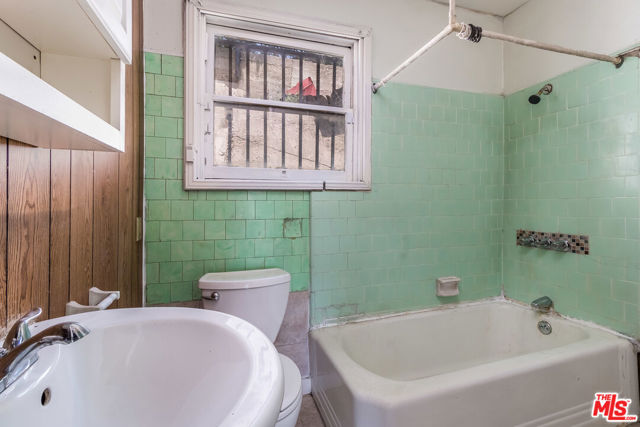 2115 CHARLOTTE Street, Los Angeles CA: https://media.crmls.org/mediaz/70fc45e9-e37f-4e92-8b36-9fdf50a90d2e.jpg