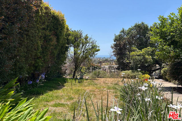 16541 Akron Street, Pacific Palisades CA: https://media.crmls.org/mediaz/70fc47b7-a8bf-40ae-98a1-4e8426ad5417.jpg