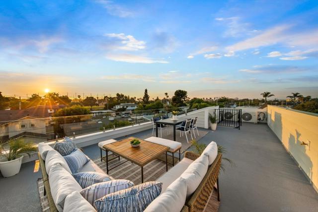 910 Balboa, Coronado CA: https://media.crmls.org/mediaz/70fcaa73-779a-4018-bca9-bd91c6188426.jpg