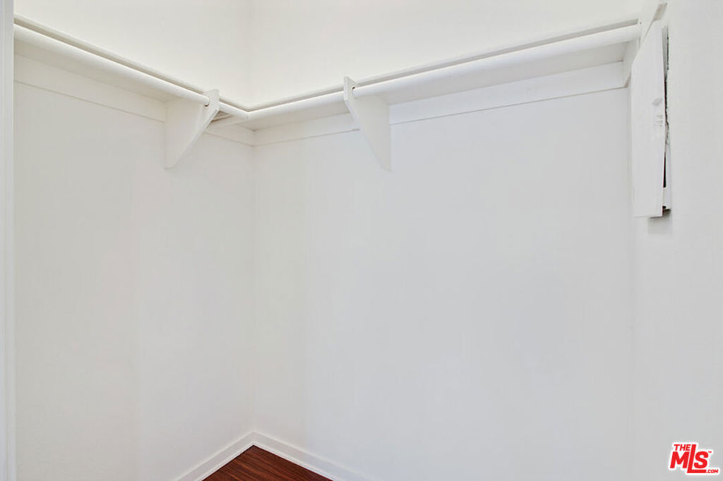 https://media.crmls.org/mediaz/70fcddbf-3f68-483e-810d-68ade1ea299b.jpg?preset=X-Large