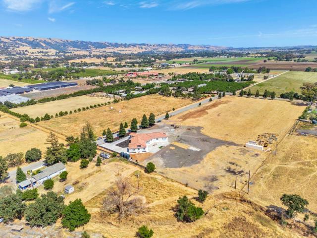 10055 Foothill Avenue, Gilroy CA: https://media.crmls.org/mediaz/70fd4b72-707b-469d-a87e-f52657617cfe.jpg