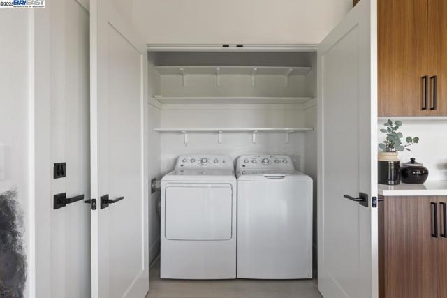 10336 Greenview Dr, Oakland CA: https://media.crmls.org/mediaz/70fe73eb-af3c-48ab-a8fe-502c84213ee3.jpg