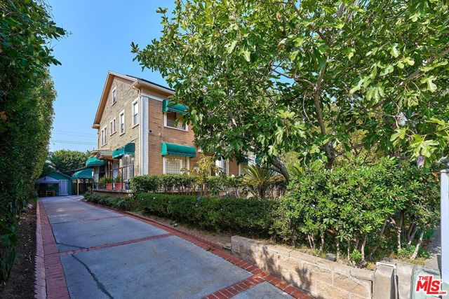 1023 S Wilton Place, Los Angeles CA: https://media.crmls.org/mediaz/70fec56f-a1ac-4f14-97cb-defa11c6c665.jpg