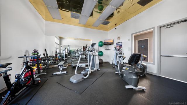 655 india St, San Diego CA: https://media.crmls.org/mediaz/71002d3b-09cb-4c8d-b940-69a491c7723a.jpg