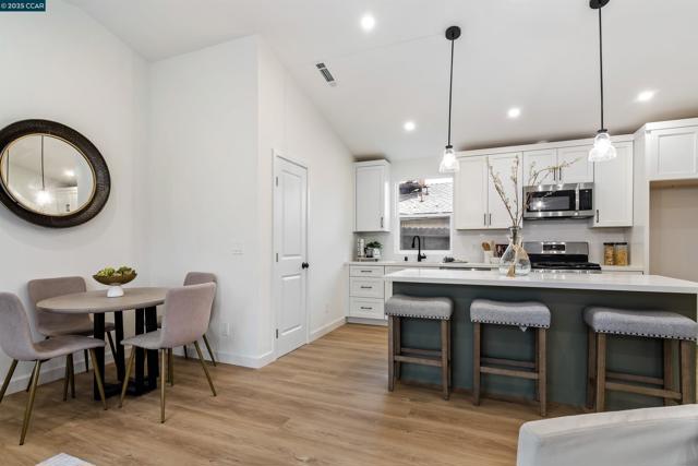 330 Warren Way, Pittsburg CA: https://media.crmls.org/mediaz/71014a5c-2b62-40c2-94bb-1bdad526a07b.jpg