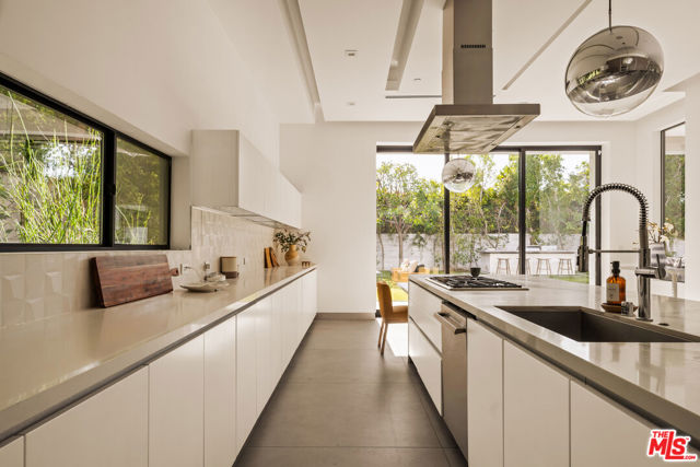 4445 Camellia Avenue, Studio City CA: https://media.crmls.org/mediaz/710158bf-f50b-4d3d-bd42-5ce1b313328e.jpg