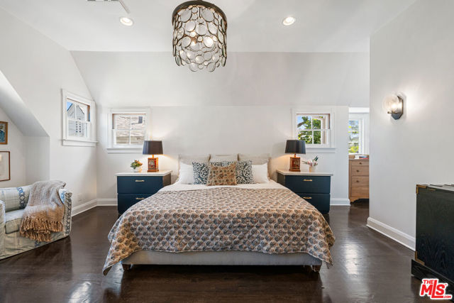233 S Saltair Avenue, Los Angeles CA: https://media.crmls.org/mediaz/7101ab2a-311e-4531-a16f-00b181013a61.jpg