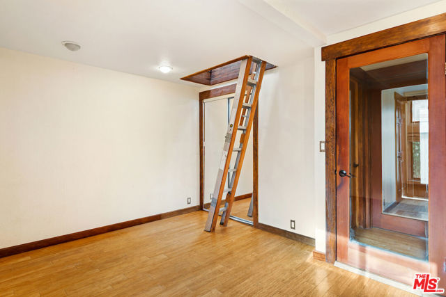 667 Santa Clara Avenue, Venice CA: https://media.crmls.org/mediaz/710224ef-9c28-4d7e-abf1-7806f9f9ada6.jpg