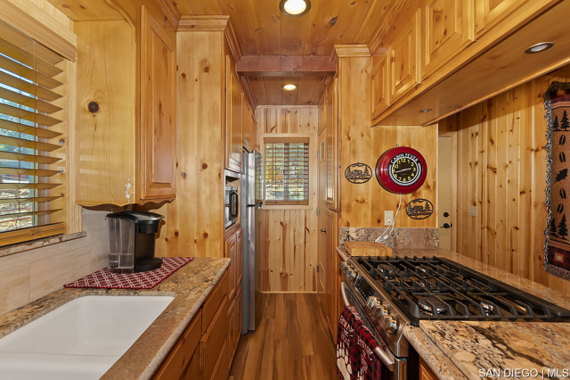 1477 Malabar WAY, Big Bear CA: https://media.crmls.org/mediaz/7102a3e7-67ce-4d0f-a96d-1c9e0921b778.jpg