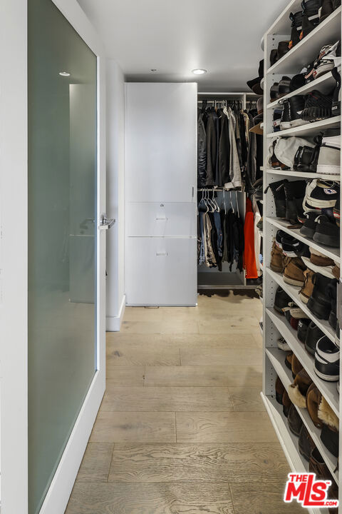 13700 Marina Pointe Drive, Marina del Rey CA: https://media.crmls.org/mediaz/7102af8a-63de-4482-ace4-5b0e84ed7b4a.jpg