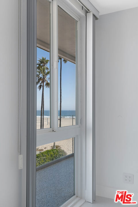 2419 Ocean Front Walk, Venice CA: https://media.crmls.org/mediaz/7102de25-d222-4020-9009-f2098467dfc9.jpg