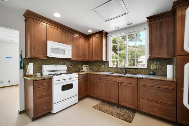 75 Kilkare Rd, Sunol CA: https://media.crmls.org/mediaz/71031606-debc-4cc9-a07b-f87edbe85707.jpg