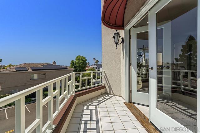 1099 1st St, Coronado CA: https://media.crmls.org/mediaz/71032eec-7bdb-47bb-856d-5a8d761761d8.jpg