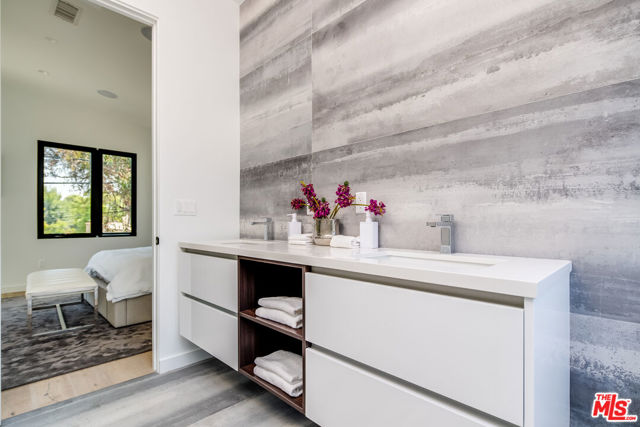 370 N San Vicente Boulevard, West Hollywood CA: https://media.crmls.org/mediaz/7103ee32-dc59-453e-b998-187d9d009013.jpg