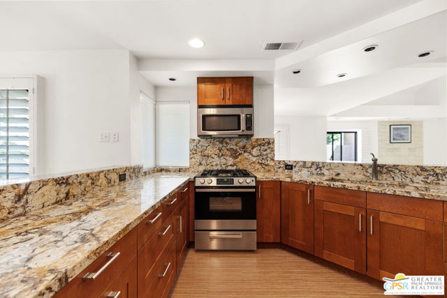 2910 Cervantes Court, Palm Springs CA: https://media.crmls.org/mediaz/7104d25d-022e-48e3-bd43-d2f82af772a6.jpg