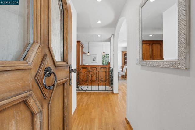 40 Las Palomas, Orinda CA: https://media.crmls.org/mediaz/71067ae8-6e62-4ec5-8fe8-b5fc12ce9aa5.jpg