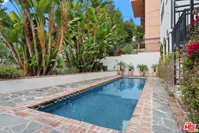 15257 Encanto Drive, Sherman Oaks CA: https://media.crmls.org/mediaz/7106ed04-b4da-4065-a0c8-1d8d22ebff75.jpg